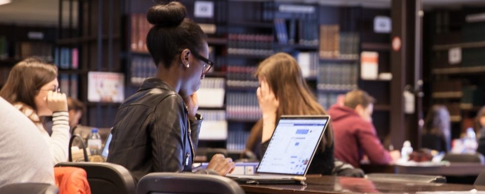 bibliotheque-salle-de-lecture-20-aout-1000x400
